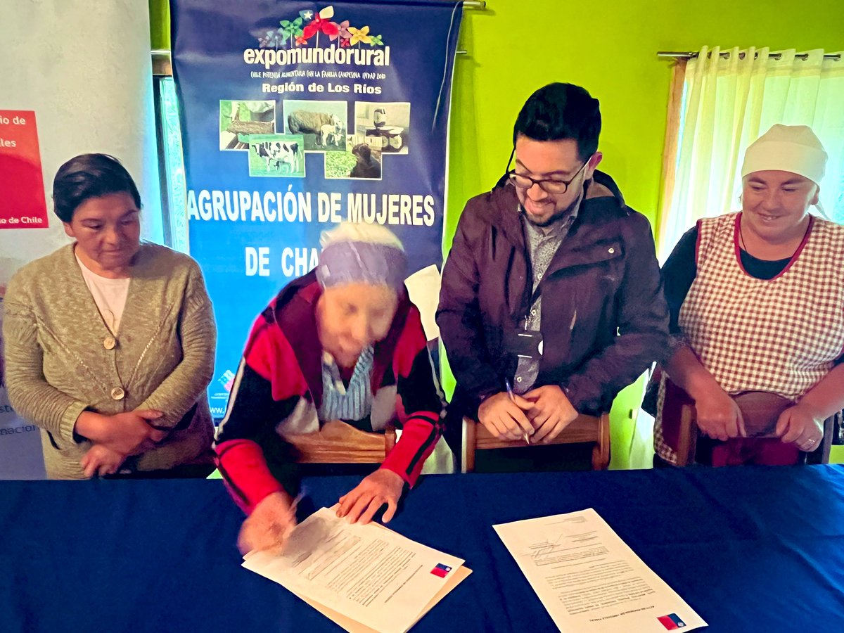 LosRiosBBNN's tweet photo. ♥️ El seremi @JorgePachecoRo7 entregó la renovación de concesión de un inmueble fiscal a la Agrupación Mujeres Productoras de Hortalizas #Chaihuín #Corral para continuar desarrollando sus labores y dando empuje a las mujeres de la zona #MesDeLaMujer #PresentesPorUnMejorFuturo https://t.co/AfpBRxhdZJ