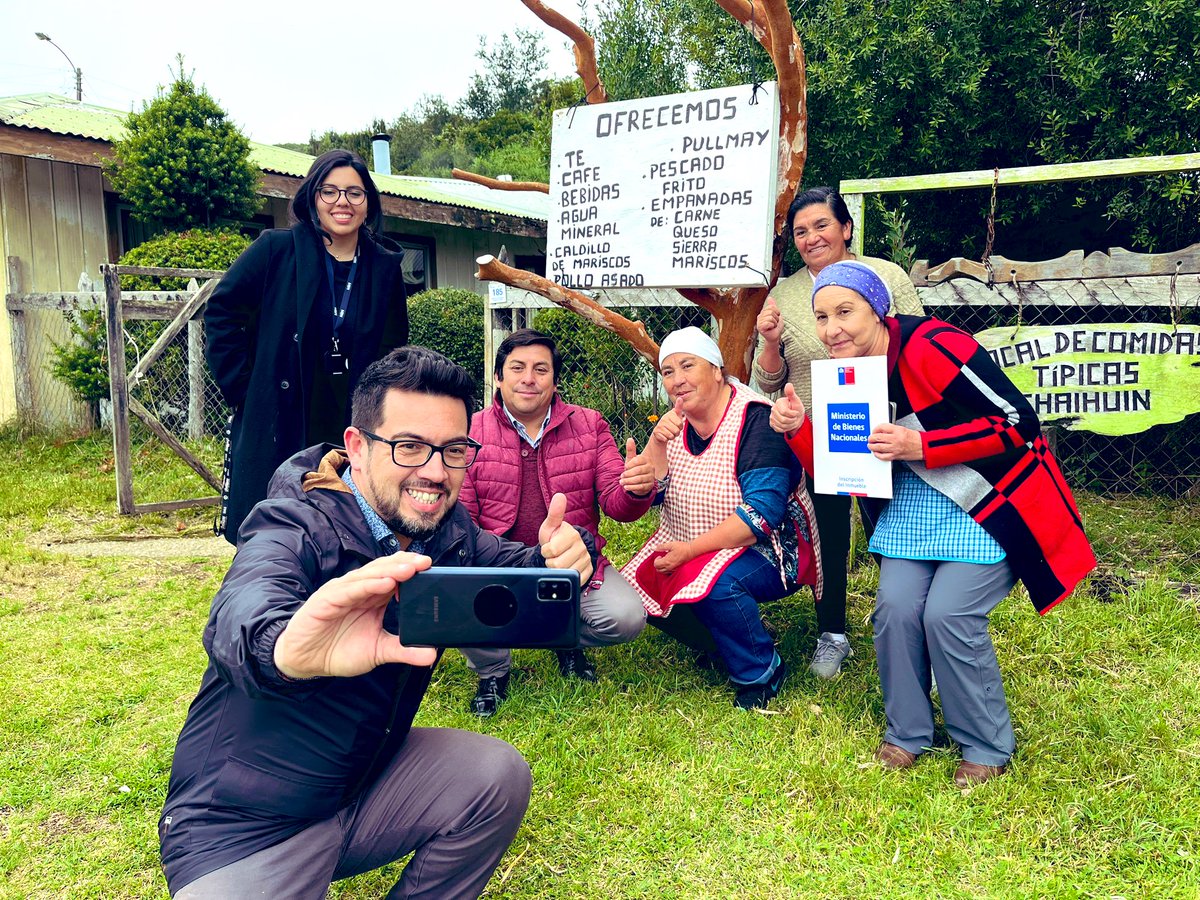 LosRiosBBNN's tweet photo. ♥️ El seremi @JorgePachecoRo7 entregó la renovación de concesión de un inmueble fiscal a la Agrupación Mujeres Productoras de Hortalizas #Chaihuín #Corral para continuar desarrollando sus labores y dando empuje a las mujeres de la zona #MesDeLaMujer #PresentesPorUnMejorFuturo https://t.co/AfpBRxhdZJ