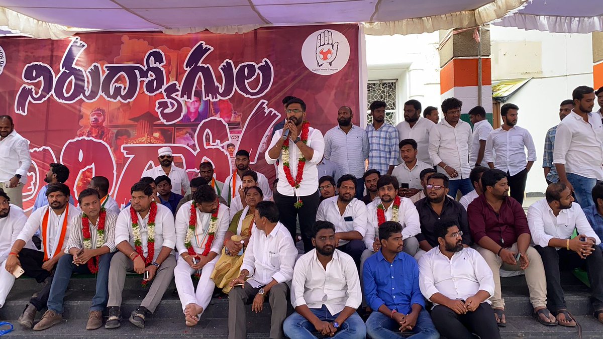 VenkatBalmoor's tweet photo. గాంధీ భవన్ లో NSUI నా మరియు @IYCTelangana అధ్యక్షుడు @ShivaSenaIYC గారి ఆధ్వర్యంలో ప్రారంభమైన నిరుద్యోగుల అరిగోస కార్యక్రమానికి మద్దతు తెలపడానికి విచ్చేసిన శాసనసభ్యురాలు @seethakkaMLA గారు,TPCC వైస్ ప్రెసిడెంట్ @kiran_chamala గారు, (1/2) https://t.co/Qg5mFOpdBp