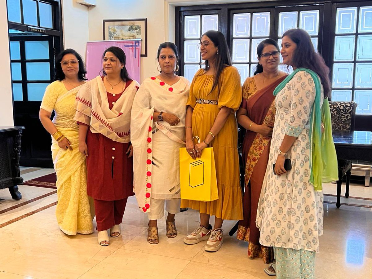IrslaMumbai's tweet photo. IRSLA Mumbai organised a fun filled and informative Makeup Workshop for its members as part of their Women’s Day celebration and providing platform for our in-house talent. The workshop titled ‘Everyday You’, was presented by RitikaCheema, a HMUA by profession. https://t.co/la0wfk13l4