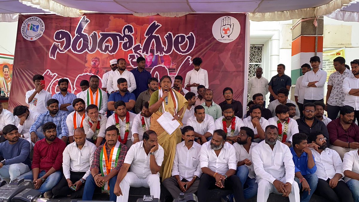 VenkatBalmoor's tweet photo. గాంధీ భవన్ లో NSUI నా మరియు @IYCTelangana అధ్యక్షుడు @ShivaSenaIYC గారి ఆధ్వర్యంలో ప్రారంభమైన నిరుద్యోగుల అరిగోస కార్యక్రమానికి మద్దతు తెలపడానికి విచ్చేసిన శాసనసభ్యురాలు @seethakkaMLA గారు,TPCC వైస్ ప్రెసిడెంట్ @kiran_chamala గారు, (1/2) https://t.co/Qg5mFOpdBp