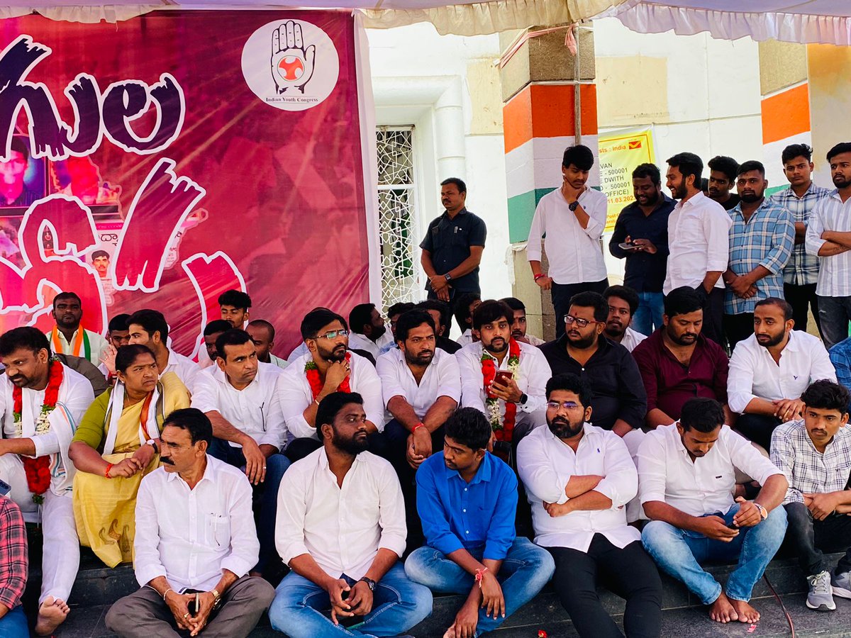 VenkatBalmoor's tweet photo. గాంధీ భవన్ లో NSUI నా మరియు @IYCTelangana అధ్యక్షుడు @ShivaSenaIYC గారి ఆధ్వర్యంలో ప్రారంభమైన నిరుద్యోగుల అరిగోస కార్యక్రమానికి మద్దతు తెలపడానికి విచ్చేసిన శాసనసభ్యురాలు @seethakkaMLA గారు,TPCC వైస్ ప్రెసిడెంట్ @kiran_chamala గారు, (1/2) https://t.co/Qg5mFOpdBp