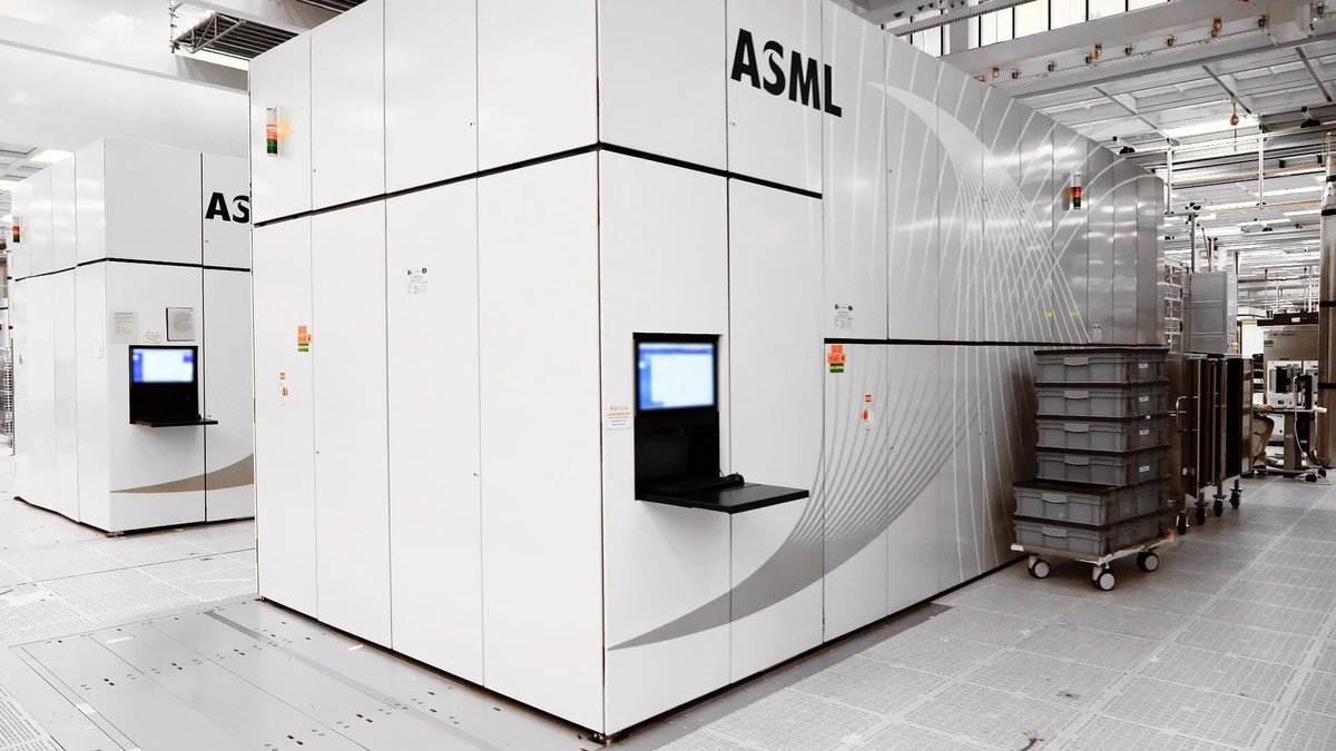 Giuliano_Mana's tweet photo. Earlier today, I read one of the most fascinating chapters I have ever come across in books.

Chip War, chapter 39: EUV, $ASML

Let's take a look at the most expensive mass-produced machine in history: https://t.co/5vQpEzS8Wy