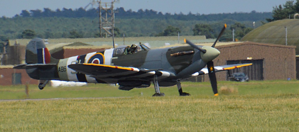 TheSuffolkMan's tweet photo. #AB910 #RAF #Spitfire #BBMF https://t.co/Yh5BixvD7q