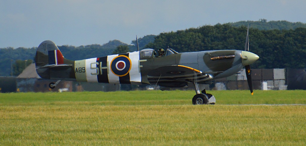 TheSuffolkMan's tweet photo. #AB910 #RAF #Spitfire #BBMF https://t.co/Yh5BixvD7q