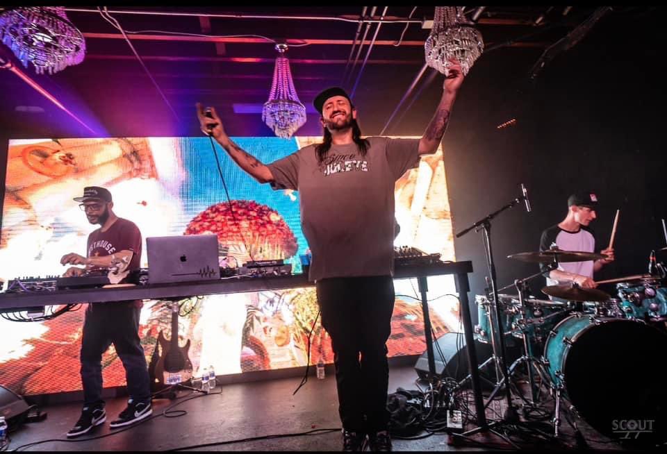 moestradamu5's tweet photo. Sorry Twitter! Been grinding lately! Here’s some peeks at what @Litbrush has been up to lately! @viJamFest V was a blast, @sincejuleye album release show was 🔥, and we have four projection installs this weekend for @FrozenDeadBredo! 🤯❤️🙏 Follow on the other socials too! 💡🖌️ https://t.co/ftRpvgp3pr