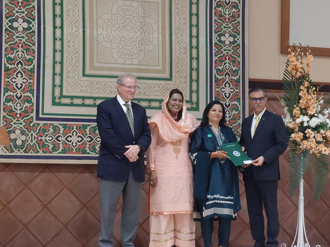 ShanazCassum's tweet photo. Alhamdullilah, Received Mentorship Award 2023, from #AKU School of Nursing and Midwifery. Thank you my peers and co faculty for endorsing me as your mentor. #qtl_net https://t.co/ZKx7ORjilP
