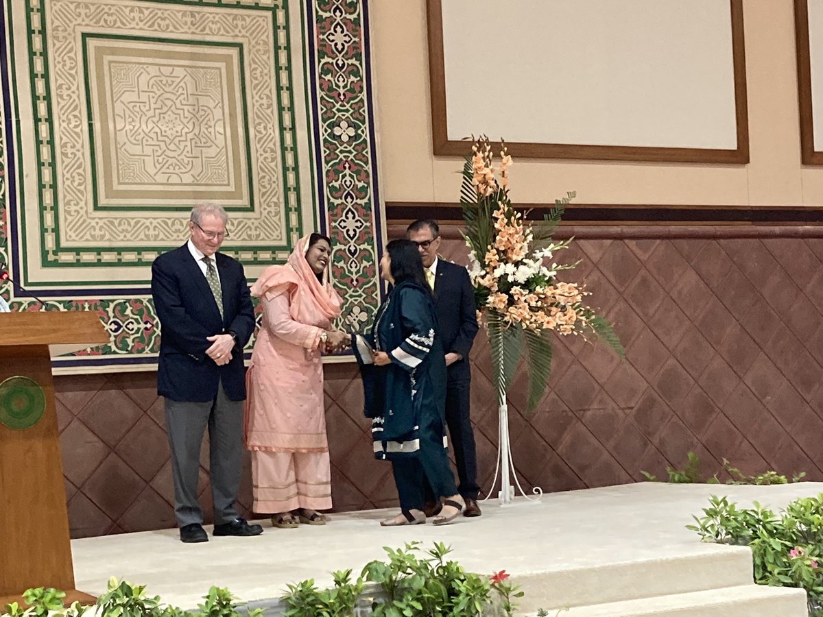 ShanazCassum's tweet photo. Alhamdullilah, Received Mentorship Award 2023, from #AKU School of Nursing and Midwifery. Thank you my peers and co faculty for endorsing me as your mentor. #qtl_net https://t.co/ZKx7ORjilP