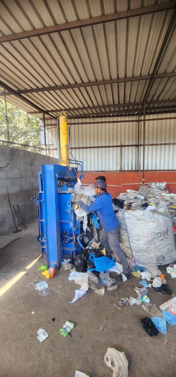 કચરાંમાંથી કંચન બનાવતી વ્યારા નગપાલિકા.
રોજનાં ૨૦૦ ટનથી વધુ કચરાનો નિકાલ રોજે-રોજ કરે છે,વેસ્ટમેનેજમેન્ટ સાઈટ પર તમને બિલકુલ દુર્ગંધ નહિ આવે,અહીં અનેક ભાઈબહેનોને રોજગાર મળે છે,ખાસ તો અહીં કચરામાંથી અનેક પ્રકારનાં ઉત્પાદ બને છે જે કલાઇમેટ ચેન્જનાં પરિણામોને રોકવામાં મદદરૂપ થાય છે.