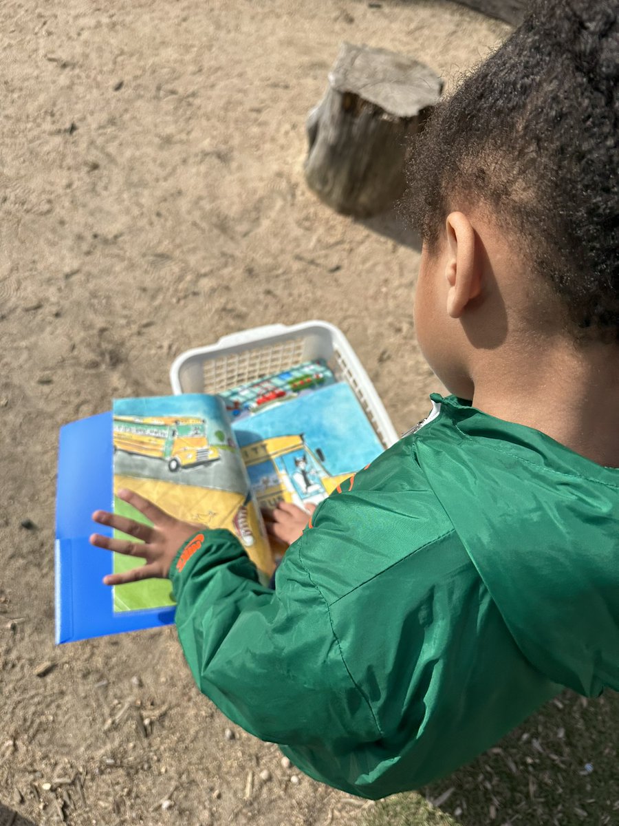 LHEStructuredPK's tweet photo. We will read @thepetethecat anywhere! #SchoolShoes #OnThePreKPlayground #LHECMES #GroovyButtons https://t.co/FRRj0f2PBi