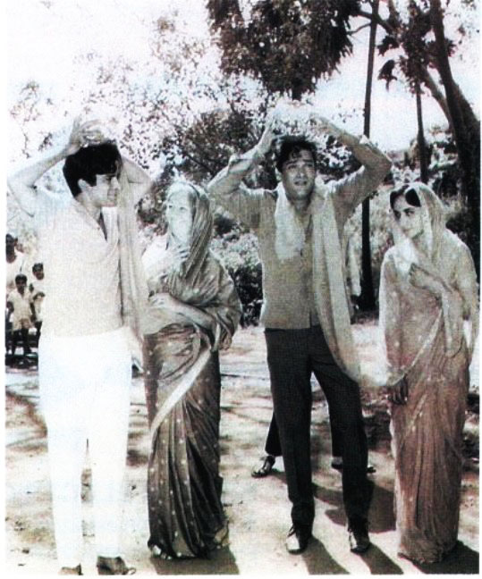 BombayBasanti's tweet photo. Shashi Kapoor with wife Jennifer Kapoor and Shammi Kapoor with wife Neila Devi during religious ceremony.
#shashikapoor #mostcharming #jenniferkapoor #shammikapoor #yahoo #neiladevi #bollywoodflashback https://t.co/XjKOGiJJQR