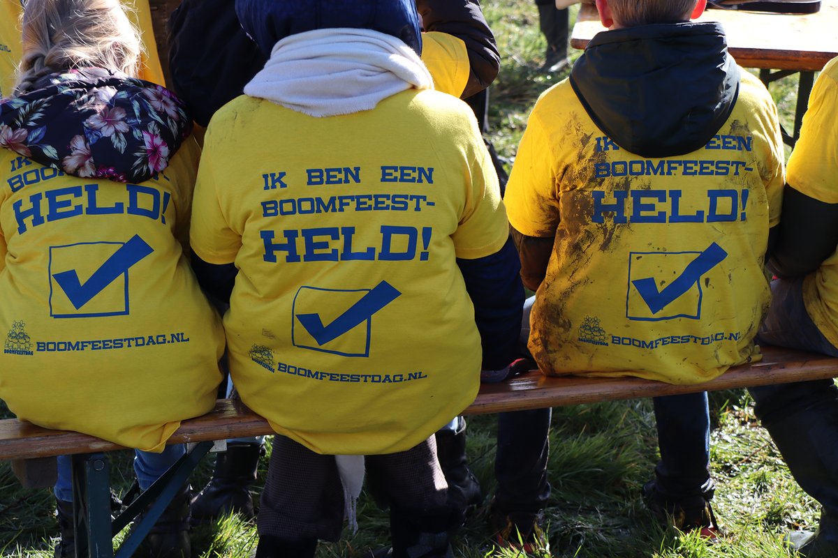 Wat was het een feestje: de Nationale #Boomfeestdag! Zo'n 90 leerlingen plantten afgelopen woensdag de eerste bomen aan van een toekomstig bos. Ook konden de leerlingen deelnemen aan een educatief en sportief programma, waarbij collega Anja een pingoles verzorgde.