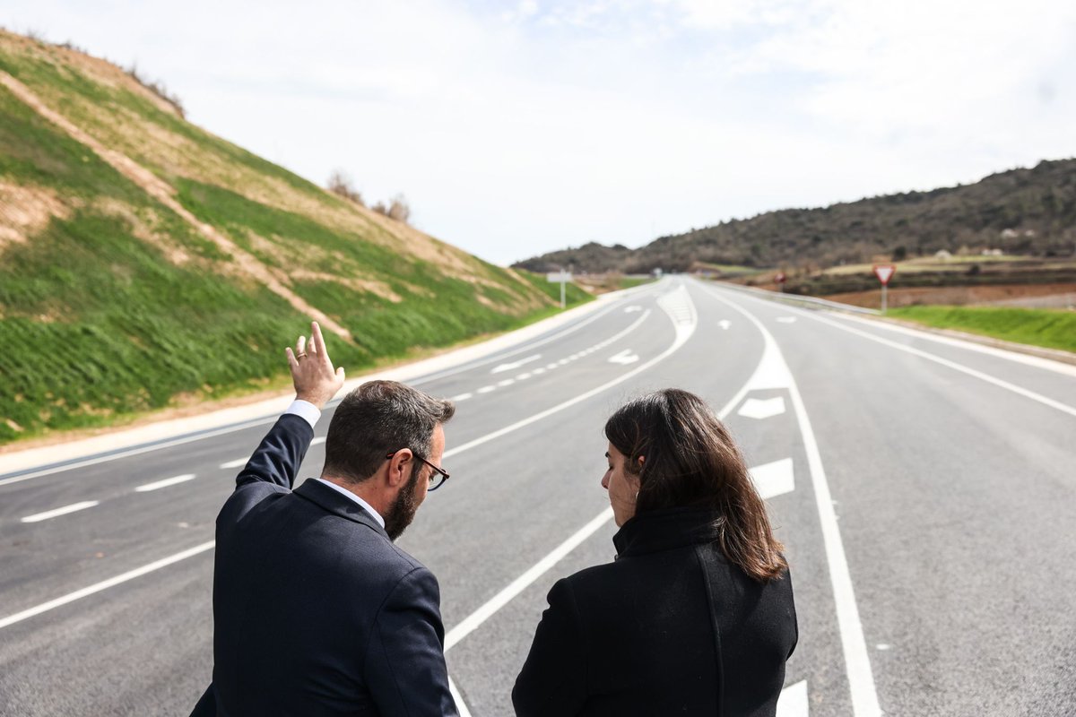 territoricat's tweet photo. 🚗 Posem en servei la variant d'Artesa de Segre
👉 Permet alleugerir de trànsit de pas l'interior del nucli urbà i afavoreix la mobilitat en aquest entorn, en el marc de les millores a l'Eix de Comiols
✔️ Inversió: 5,7 MEUR
https://t.co/azIp6SlrZp https://t.co/9NcRp0oHCk