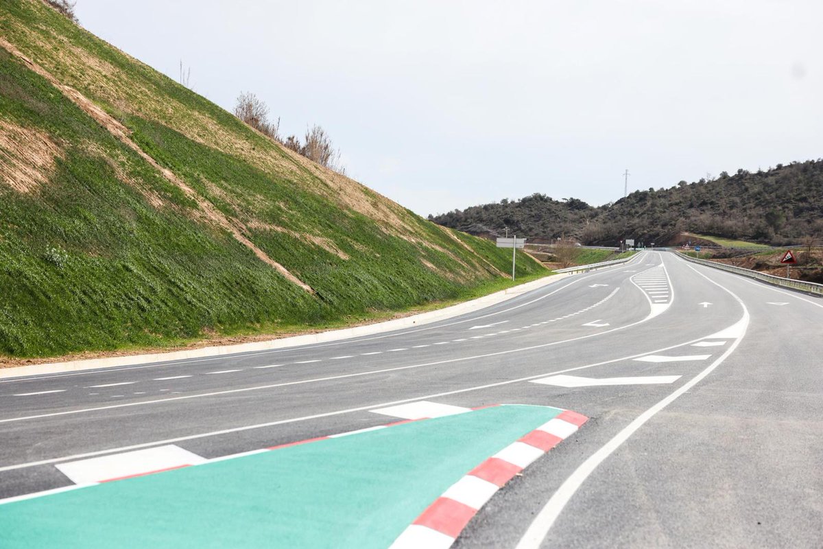 territoricat's tweet photo. 🚗 Posem en servei la variant d'Artesa de Segre
👉 Permet alleugerir de trànsit de pas l'interior del nucli urbà i afavoreix la mobilitat en aquest entorn, en el marc de les millores a l'Eix de Comiols
✔️ Inversió: 5,7 MEUR
https://t.co/azIp6SlrZp https://t.co/9NcRp0oHCk