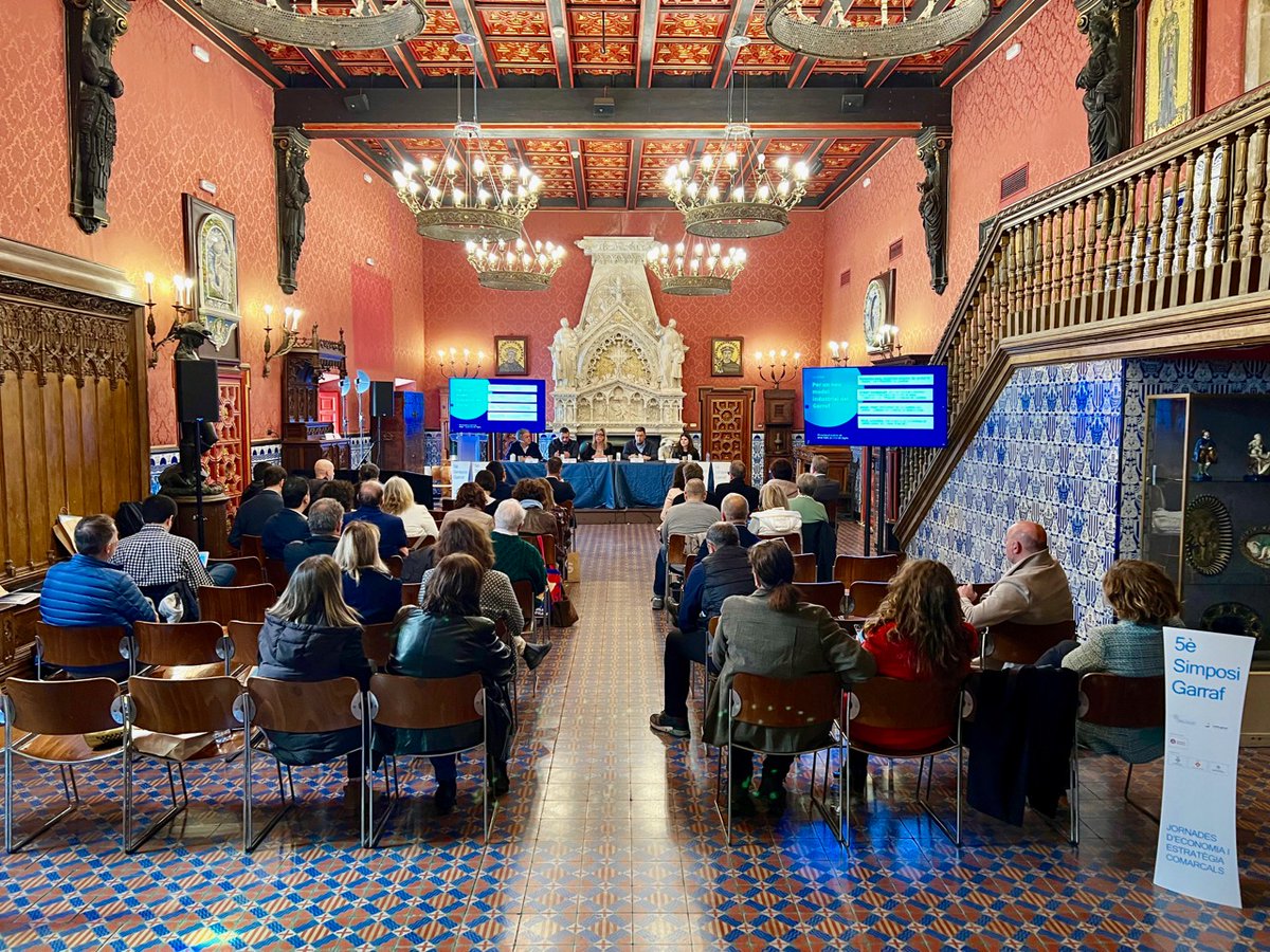 CambraBCN's tweet photo. 📸 Avui hem participat el 5è #SimposiGarraf, 'Estratègies de creixement i projecció de futur al Garraf', que organitza @NodeGarraf, a Sitges.
➡️ S'ha posat en relleu la necessitat d'un procés de reindustrialització per atraure activitat de component tecnològic i consolidar un sector industrial basat en el coneixement.