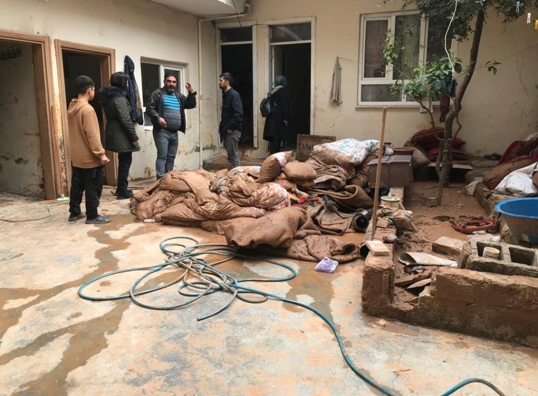 AkHaliliyeKadin's tweet photo. Şehrimizde yaşanan sel felaketinden etkilenen vatandaşlarımızı Başkanımız @gulistansatis hanım ile ziyaret ettik.

Yaralarımızı hep birlikte saracağız.

@RTErdogan @aysekesir @Emine_Gozgec16 @KaraFidan @arzubakir23 @ibrahimeyyupogl @mbagmanci63 https://t.co/emBGsxfouS