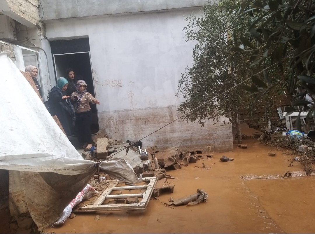 AkHaliliyeKadin's tweet photo. Şehrimizde yaşanan sel felaketinden etkilenen vatandaşlarımızı Başkanımız @gulistansatis hanım ile ziyaret ettik.

Yaralarımızı hep birlikte saracağız.

@RTErdogan @aysekesir @Emine_Gozgec16 @KaraFidan @arzubakir23 @ibrahimeyyupogl @mbagmanci63 https://t.co/emBGsxfouS
