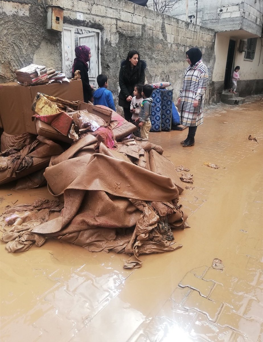 AkHaliliyeKadin's tweet photo. Şehrimizde yaşanan sel felaketinden etkilenen vatandaşlarımızı Başkanımız @gulistansatis hanım ile ziyaret ettik.

Yaralarımızı hep birlikte saracağız.

@RTErdogan @aysekesir @Emine_Gozgec16 @KaraFidan @arzubakir23 @ibrahimeyyupogl @mbagmanci63 https://t.co/emBGsxfouS