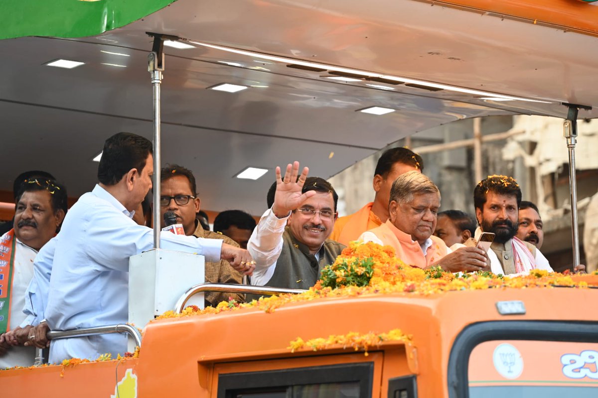 JoshiPralhad's tweet photo. ಭಾರೀ ಸಂಖ್ಯೆಯಲ್ಲಿ ನೆರೆದಿದ್ದ ಜನಸಾಮಾನ್ಯರೊಂದಿಗೆ ಇಂದು ಹುಬ್ಬಳ್ಳಿಯಲ್ಲಿ ಜರುಗಿದ "ವಿಜಯ ಸಂಕಲ್ಪ ಯಾತ್ರೆ"ಯ ಬೃಹತ್ ರೋಡ್ ಶೋ'ದಲ್ಲಿ ಭಾಗವಹಿಸಿದೆ. 

ರಾಜ್ಯದಲ್ಲಿ ಬಿಜೆಪಿ ಸರಕಾರದ ಆಡಳಿತ ಜನಪರವಾಗಿದೆ ಎಂಬುದಕ್ಕೆ ಬೃಹತ್ ಪ್ರಮಾಣದಲ್ಲಿ ಸ��ರಿದ್ದ ಜನರೇ ಸಾಕ್ಷಿ. https://t.co/1fHgbgQJjx