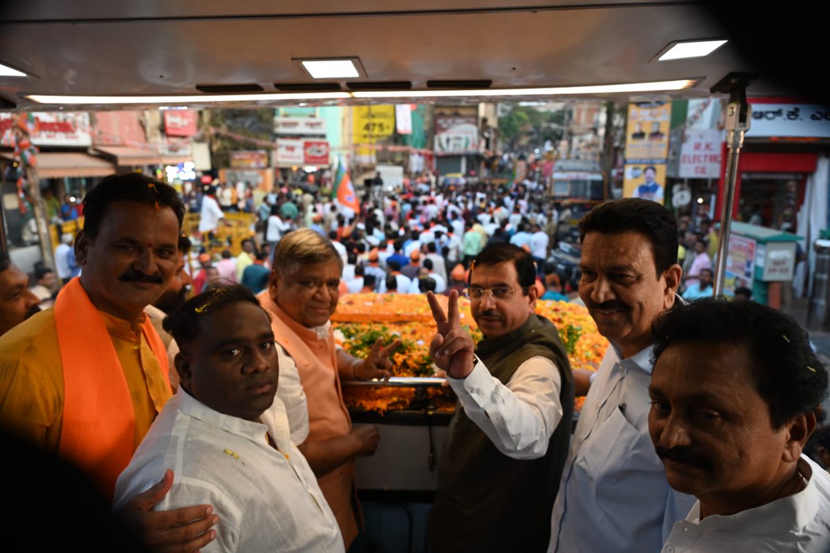 JoshiPralhad's tweet photo. ಭಾರೀ ಸಂಖ್ಯೆಯಲ್ಲಿ ನೆರೆದಿದ್ದ ಜನಸಾಮಾನ್ಯರೊಂದಿಗೆ ಇಂದು ಹುಬ್ಬಳ್ಳಿಯಲ್ಲಿ ಜರುಗಿದ "ವಿಜಯ ಸಂಕಲ್ಪ ಯಾತ್ರೆ"ಯ ಬೃಹತ್ ರೋಡ್ ಶೋ'ದಲ್ಲಿ ಭಾಗವಹಿಸಿದೆ. 

ರಾಜ್ಯದಲ್ಲಿ ಬಿಜೆಪಿ ಸರಕಾರದ ಆಡಳಿತ ಜನಪರವಾಗಿದೆ ಎಂಬುದಕ್ಕೆ ಬೃಹತ್ ಪ್ರಮಾಣದಲ್ಲಿ ಸ��ರಿದ್ದ ಜನರೇ ಸಾಕ್ಷಿ. https://t.co/1fHgbgQJjx