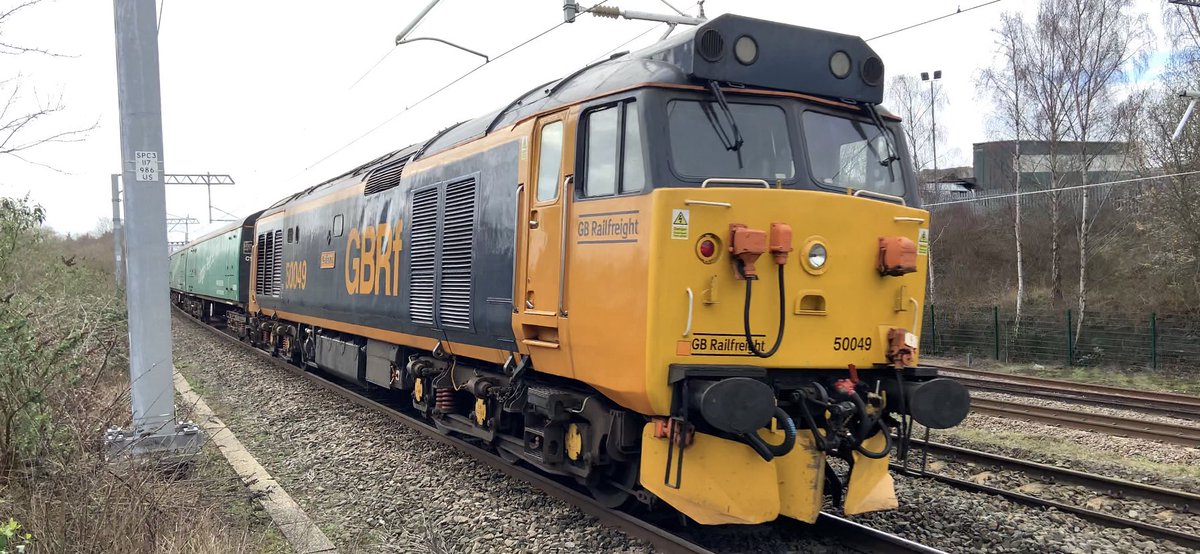 Richphillips50's tweet image. 50007+50049 working 5Q68, taking  720126 from Derby Litchurch Lane-Willesden passing Kettering North with some 222 action for the local unit basher😉 #class50 #fiftyfriday #hoover #mml
