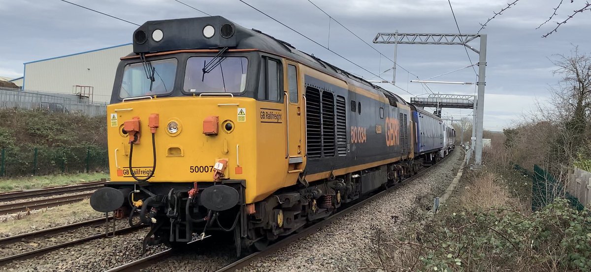 Richphillips50's tweet image. 50007+50049 working 5Q68, taking  720126 from Derby Litchurch Lane-Willesden passing Kettering North with some 222 action for the local unit basher😉 #class50 #fiftyfriday #hoover #mml