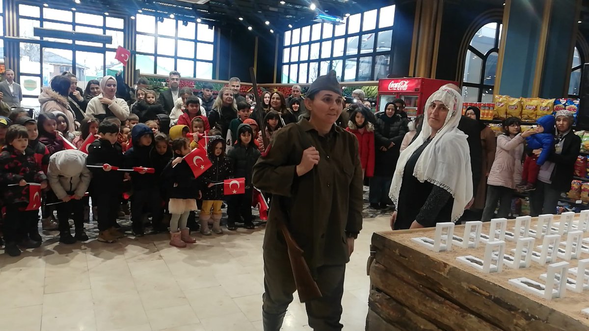 EskisehirMem's tweet photo. 18 Mart Çanakkale Zaferi ve Şehitleri Anma Günü’nün  108. yıl dönümü münasebetiyle İl Milli Eğitim Müdürümüz Pervin Töre ve Anaokulu öğrencileri  Özbesin Market tarafından hazırlanan Çanakkale anıt ve şehitlik simülasyonunu izledi.

@tcmeb @pervin_tore https://t.co/0cyiEtv2vI