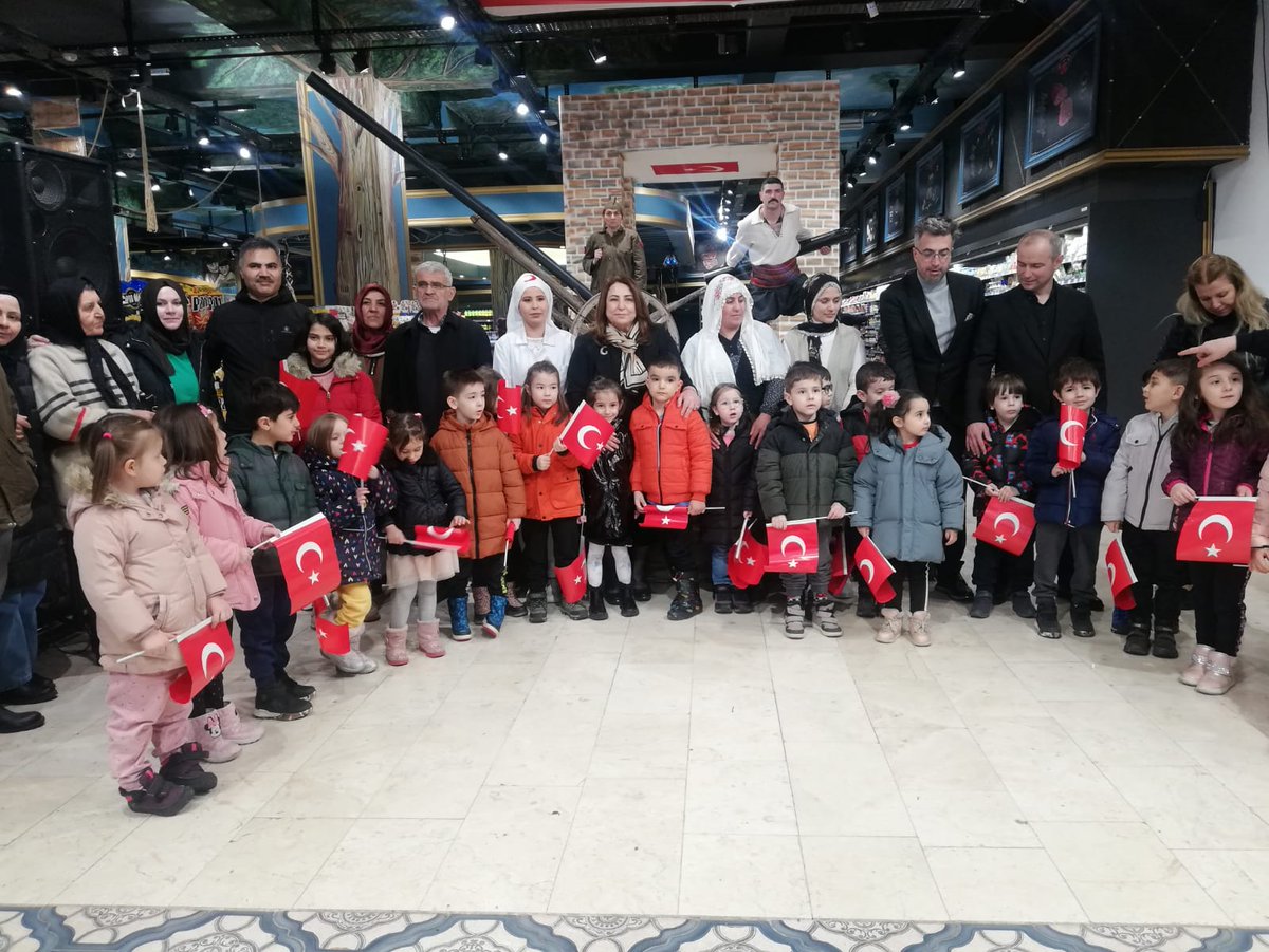 EskisehirMem's tweet photo. 18 Mart Çanakkale Zaferi ve Şehitleri Anma Günü’nün  108. yıl dönümü münasebetiyle İl Milli Eğitim Müdürümüz Pervin Töre ve Anaokulu öğrencileri  Özbesin Market tarafından hazırlanan Çanakkale anıt ve şehitlik simülasyonunu izledi.

@tcmeb @pervin_tore https://t.co/0cyiEtv2vI