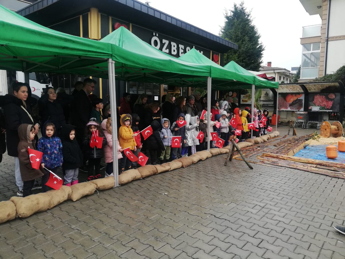 EskisehirMem's tweet photo. 18 Mart Çanakkale Zaferi ve Şehitleri Anma Günü’nün  108. yıl dönümü münasebetiyle İl Milli Eğitim Müdürümüz Pervin Töre ve Anaokulu öğrencileri  Özbesin Market tarafından hazırlanan Çanakkale anıt ve şehitlik simülasyonunu izledi.

@tcmeb @pervin_tore https://t.co/0cyiEtv2vI
