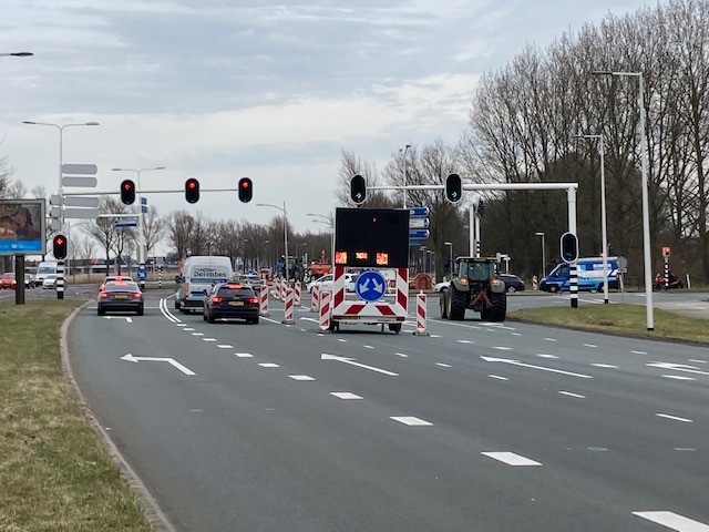 provfryslan's tweet photo. We zijn druk bezig met de aanleg van een nieuwe bushalte aan de Groningerstraatweg #N355. De werkzaamheden kunnen de komende weken beperkte hinder geven, omdat verkeer over één rijbaan moet rijden. Nei de maaiefakânsje kinne reizgers opstappe by de nije halte. https://t.co/6NaM8aa8oY