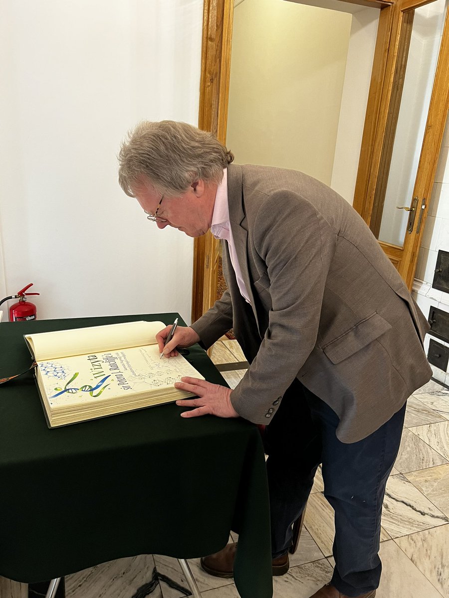 SGGW_Warszawa's tweet photo. Laureat Nagrody Nobla Peter Ratcliffe w @SGGW_Warszawa. Relacja na żywo: https://t.co/ZfxpusXY13 https://t.co/Jr9cZtv3vh