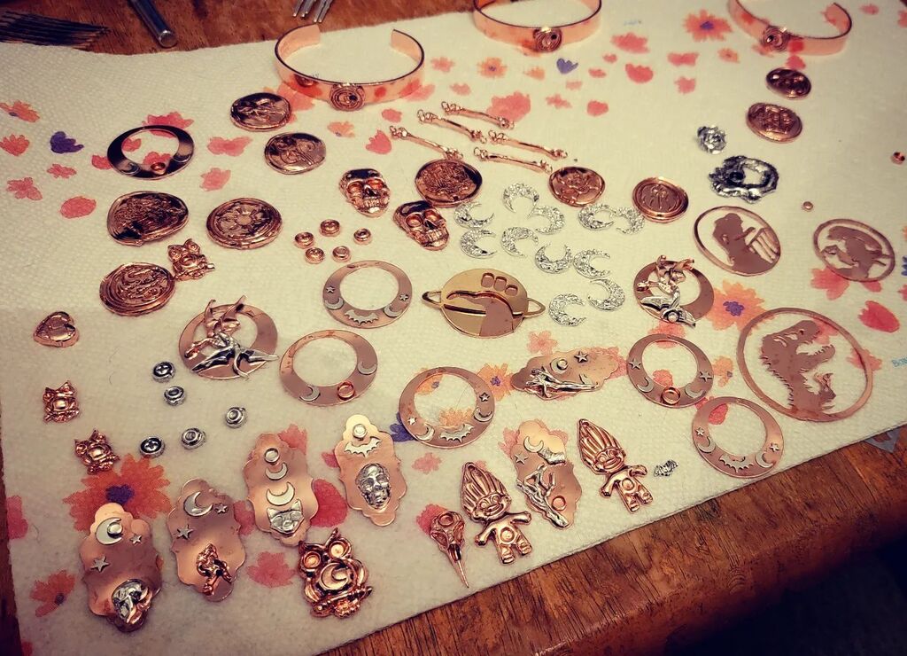 TangledEarthArt's tweet photo. Little assortment of new pieces I'm getting ready for @c2e2 fresh from the tumbler. Next I'll decide how I want to patina each one! There are some absolute nerdy gems in this batch, can you find them? 

#c2e2 #c2e22023 #jewelrydesigner #conventionprep #w… https://t.co/Og7OXIJ8Sz https://t.co/91VoGHXZf1