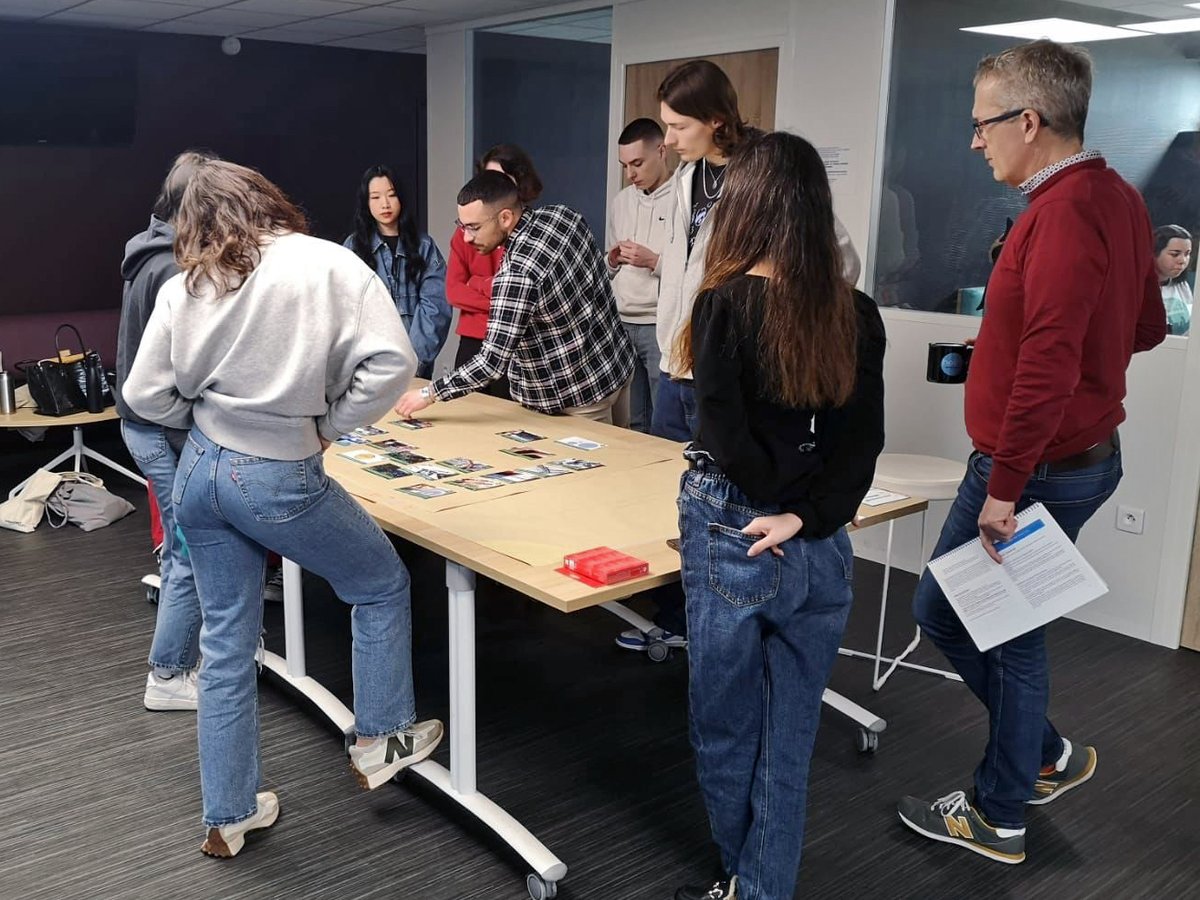 IAEAngers's tweet photo. 70 étudiants #IAEAngers ont suivi ce matin la Fresque du numérique, atelier de sensibilisation aux enjeux environnementaux du #numérique. Les étudiants des Masters 2 RH et Marketing digital ont pu être accompagnés et guidés par 11 formateurs de l'@UnivAngers 🌎🌐💻
#UAresponsable https://t.co/Z37tSLTkie