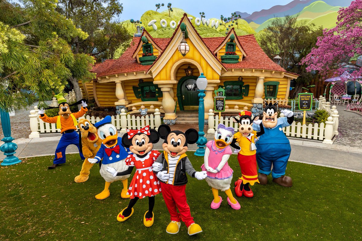 How Much Does Mickey Mouse At Disney World Get Paid How Much Does Mickey Mouse At Disney World Get Paid
