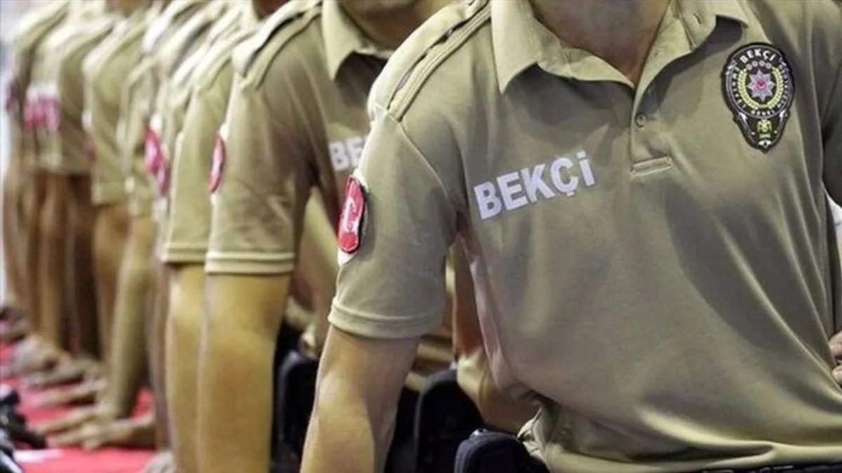 yeni1haberr's tweet photo. Resmi Gazete'de yayınlanan yeni çarşı ve mahalle bekçisi yönetmeliğine göre lise mezuniyet şartı getirildi. Ayrıca 1 yıldan az hapis cezası bekçilik yapmaya engel olmayacak. https://t.co/0QCD2OpTTh