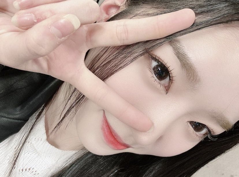 yooyeoo's tweet photo. moonlight sphere beaming amidst russet irish that coming into my alluring eyes. 𓍱۰.🪞 after the broadcast went successfully yooyeon come to tossing her myriad joys through this selca! cherry lips form dulcet smile coming to embellish this potrait and stealing your vision. ✦ https://t.co/HxQftROqV4