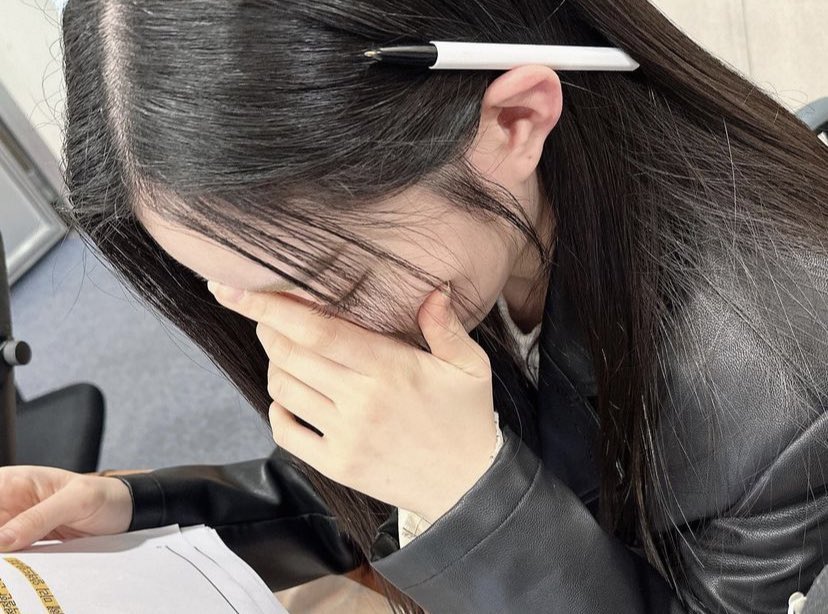 moonlight sphere beaming amidst russet irish that coming into my alluring eyes. 𓍱۰.🪞 after the broadcast went successfully yooyeon come to tossing her myriad joys through this selca! cherry lips form dulcet smile coming to embellish this potrait and stealing your vision. ✦