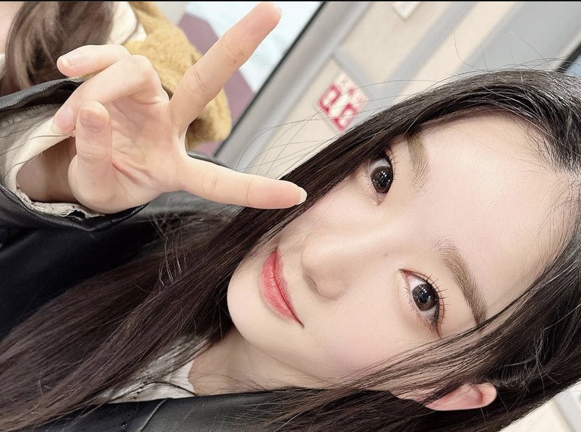 yooyeoo's tweet photo. moonlight sphere beaming amidst russet irish that coming into my alluring eyes. 𓍱۰.🪞 after the broadcast went successfully yooyeon come to tossing her myriad joys through this selca! cherry lips form dulcet smile coming to embellish this potrait and stealing your vision. ✦ https://t.co/HxQftROqV4