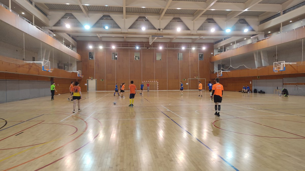 EsportsUPC's tweet photo. #PDIPAS | Avui seguim amb els partits del 32e Torneig de Futbol sala del #pdipas de @la_UPC!⚽
Ara mateix tenim en joc als equips de @inLabFIB i @UPCEdifica de la #upc 👏👏
Molta sort!💪
Seguim movent l'esport a @la_UPC!💙
#EsportsUPC #diagonalsportsclub #DSC #poliesportiuUPC https://t.co/gsBqG2jXNi