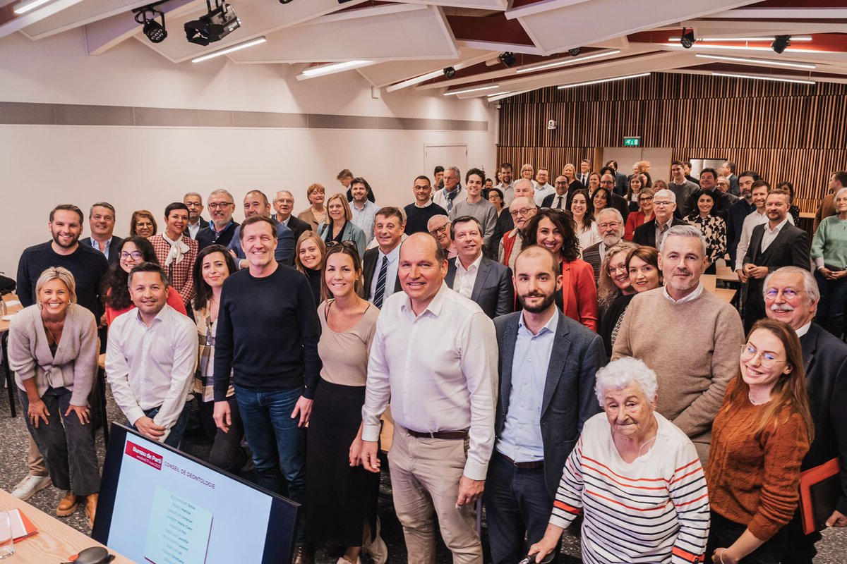 Installation ce vendredi du nouveau Bureau du PS, l'organe exécutif du parti. L’ensemble des instances internes ont été renouvelées dont le Collège des Présidents et Vice-Présidents du PS composé de <a href="/PaulMagnette/">Paul Magnette</a> @LambelinAnne <a href="/PhilippeClose/">Philippe Close</a> et @DuyCelik