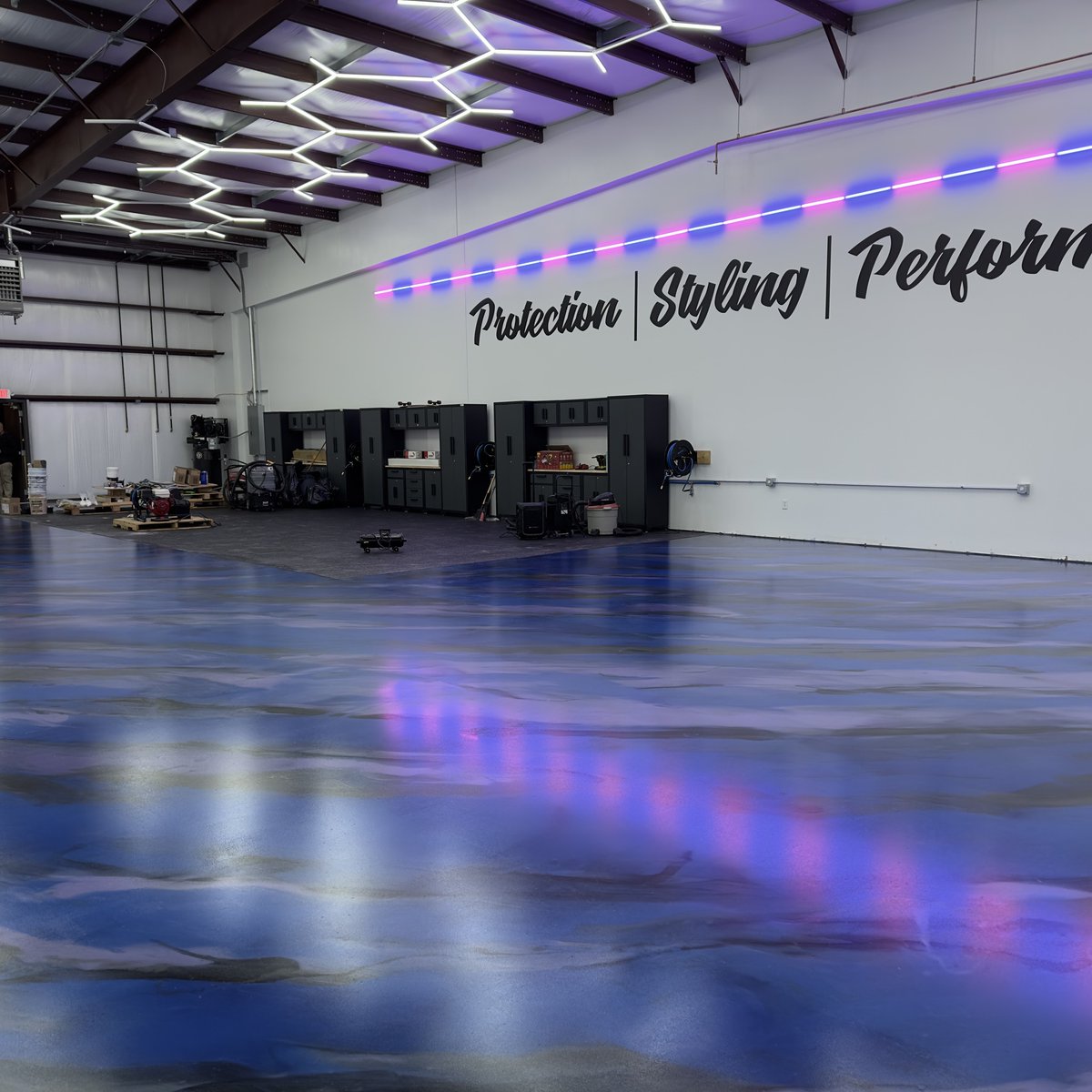 elitecrete's tweet image. Check out this custom designed fluid-applied, protective floor coating... Thoughts?

See more "Commercial" flooring projects at: elitecrete.com/retail-and-com…

#interiordesignideas #architectstudent #resinousflooring #flooringcontractor #flooringdesign #elitecrete