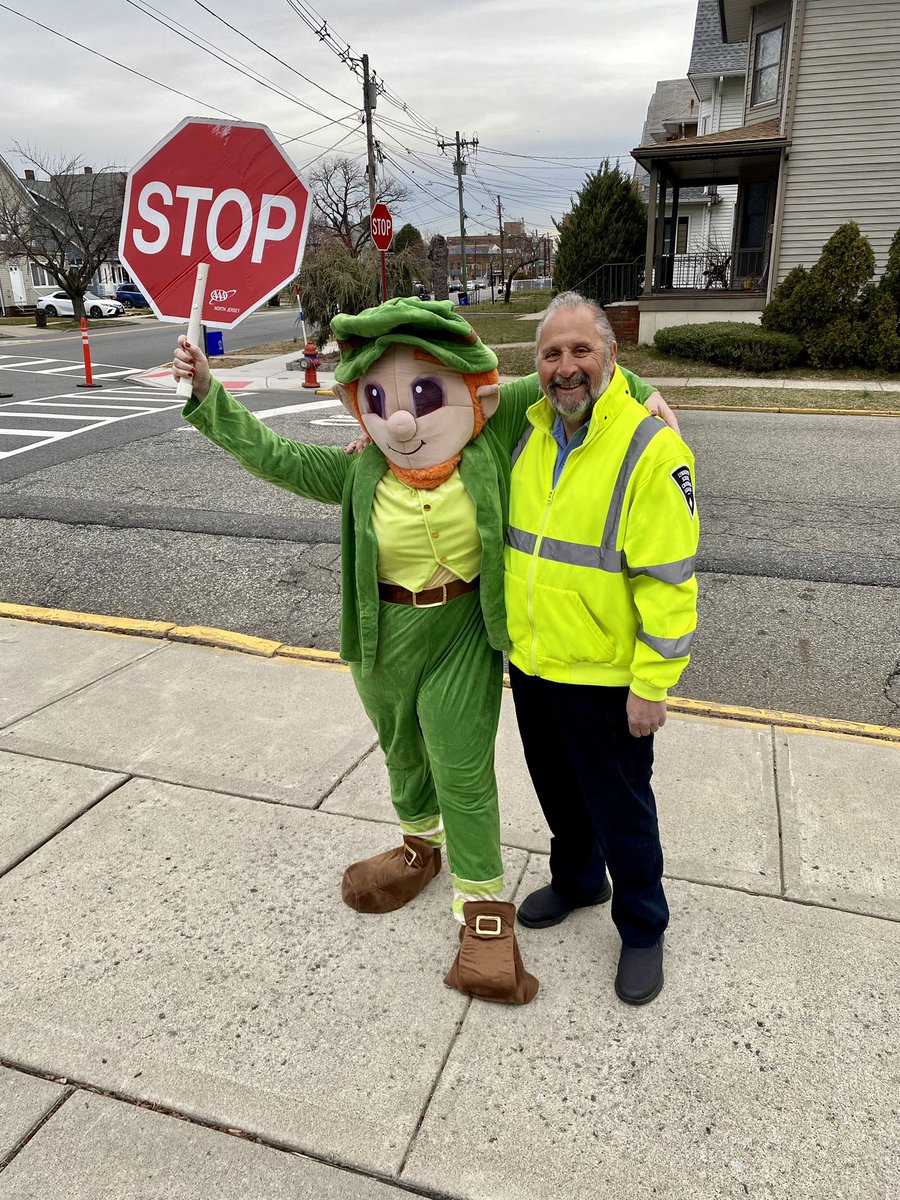 franklin_school's tweet photo. Top o’ the morning to you! The leprechaun came to help our students arrive safely at school! A big thank you to him and our crossing guard, Jim, for always keeping our students safe 🍀 https://t.co/1msFMwgYVg