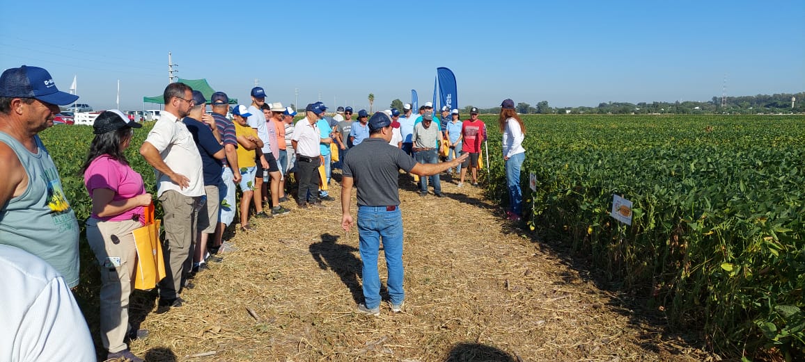 BASF_Agro_ARG's tweet photo. Estuvimos presentes en la Jornada en Bouquet con la Coop Toller y con nuestro invitado especial, Pato Abbondanzieri. ¡Gracias Pato por acompañarnos! Pasamos un increíble día. 🙌

#BASFenelcampo https://t.co/g8r20pNz35
