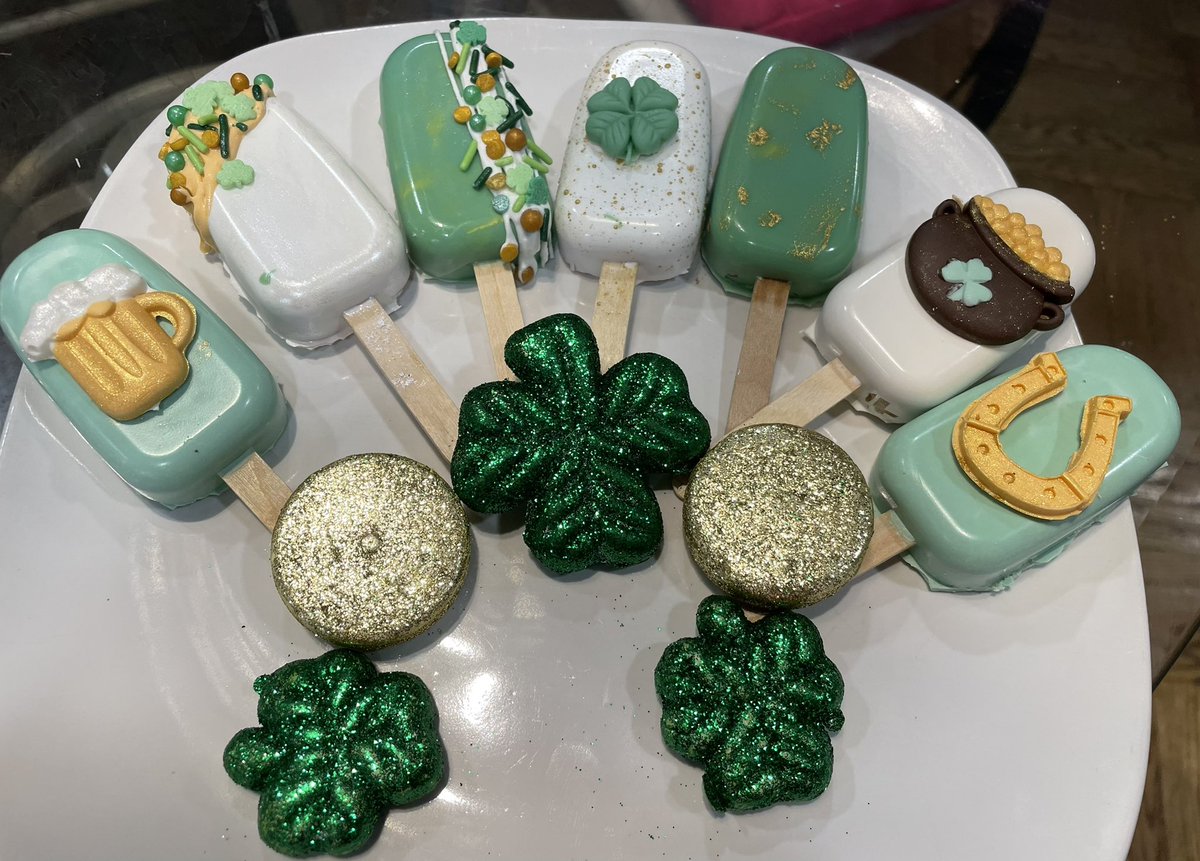 QueenOfBling17's tweet photo. Happy St. Patrick’s Day y’all!!! #StPatrickDay #stpaddysday #cakepops https://t.co/ljjiZeaMSj