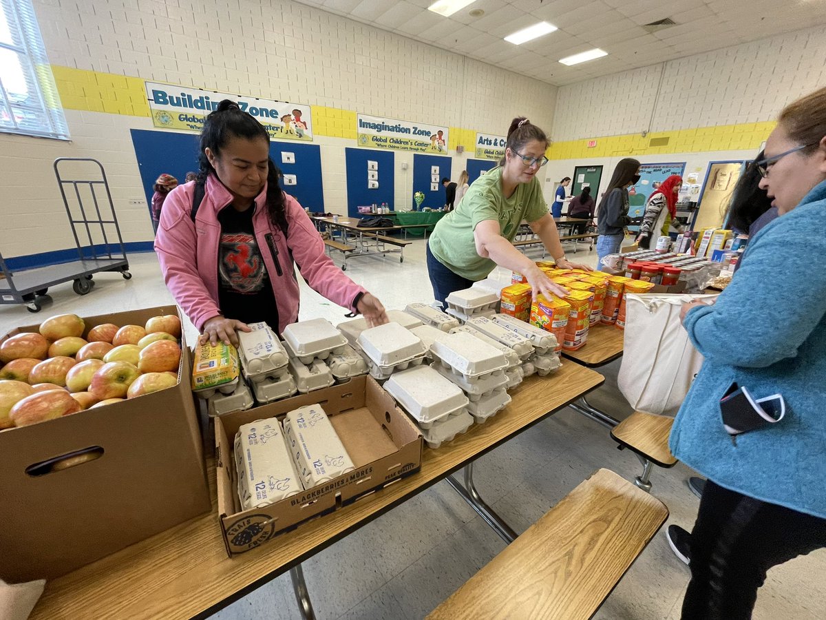 HighlandES_CSL's tweet photo. #CommunitySchools in action: @MannaFoodCenter Fresh Food distribution + #LatinoHealthInitiative + #Linkages to Learning + the #SBHC Nurse + a visit from @KarlaSilves_BOE = #HighlandES at its best! @EveryMindInc @MCPSCommunitySc @MCPS #volunteers #parentengagement https://t.co/yhg0tmH92m