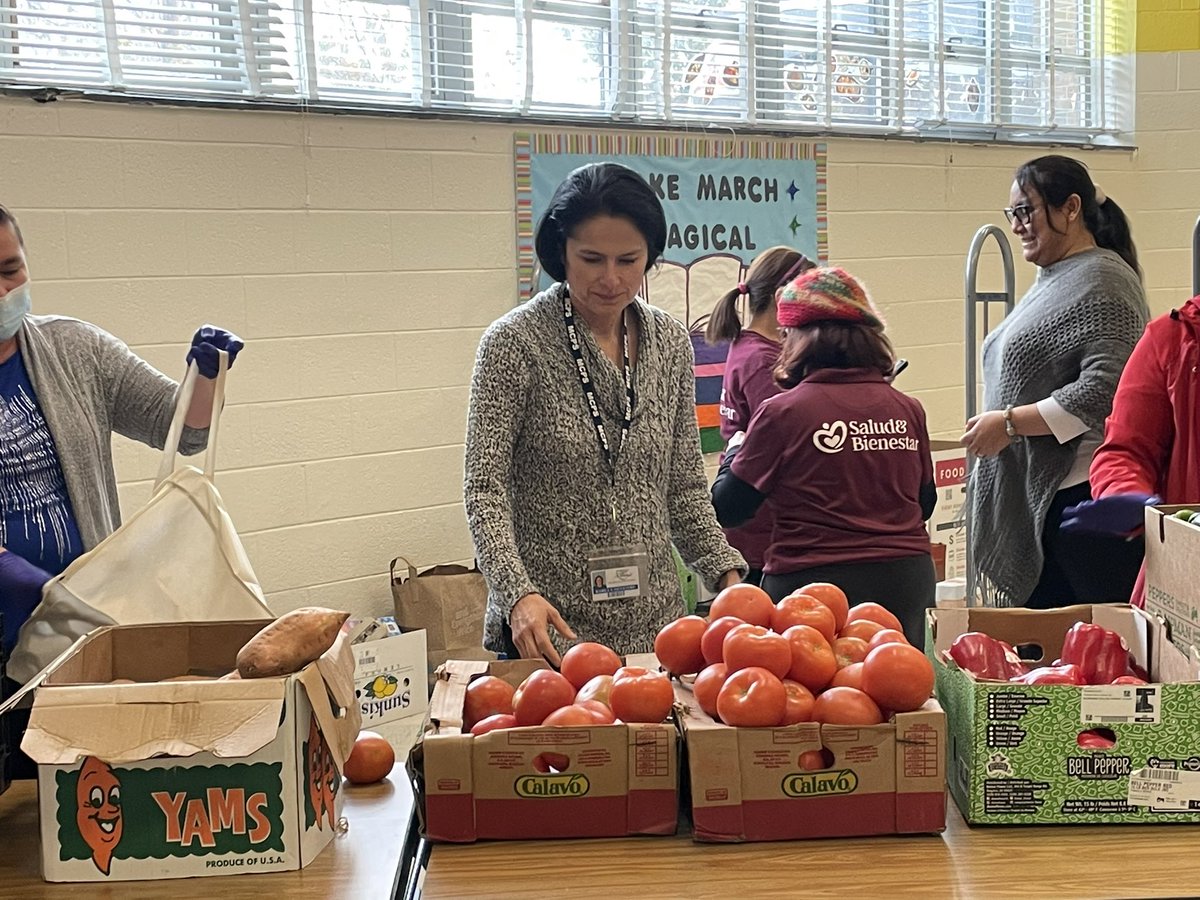 HighlandES_CSL's tweet photo. #CommunitySchools in action: @MannaFoodCenter Fresh Food distribution + #LatinoHealthInitiative + #Linkages to Learning + the #SBHC Nurse + a visit from @KarlaSilves_BOE = #HighlandES at its best! @EveryMindInc @MCPSCommunitySc @MCPS #volunteers #parentengagement https://t.co/yhg0tmH92m