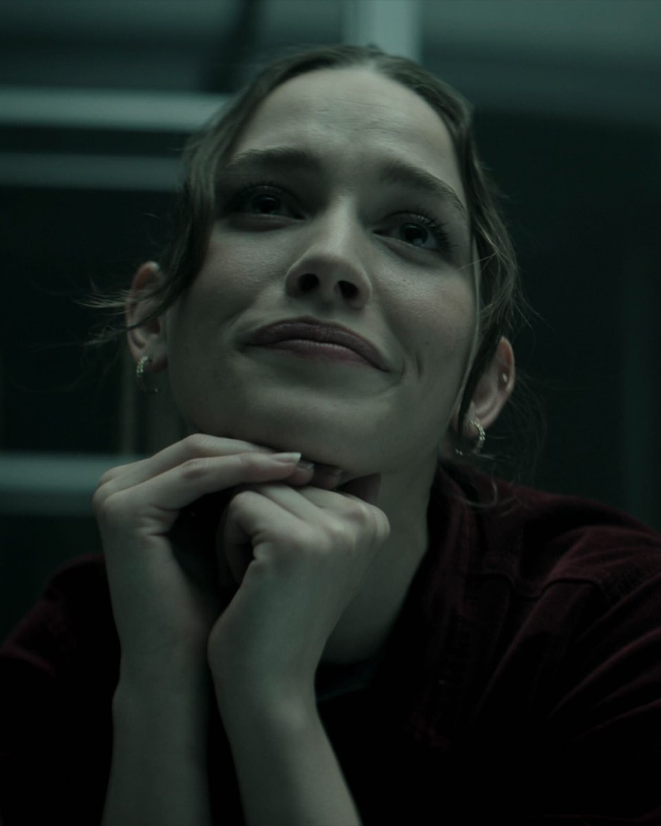 YouNetflix's tweet photo. this is a message for joe goldberg: boo, b*tch https://t.co/lWaG7Gaaq0