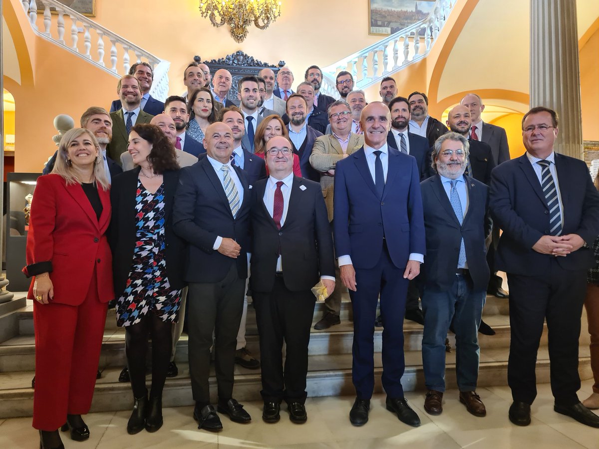 Ministerio de Cultura (@culturagob) on Twitter photo En el <a href="/Ayto_Sevilla/">Ayuntamiento de Sevilla</a>, el ministro de Cultura y Deporte, <a href="/miqueliceta/">Miquel Iceta Llorens /🌹🇺🇳</a>, ha visitado, junto al alcalde <a href="/antoniomunozsev/">Antonio Muñoz</a>, la muestra de #artesacro 'Sevilla fecit 23', que reúne obras de talleres y artistas de #Sevilla, y ‘Bordados de Dios’, con piezas del Convento del Santo Ángel. En el <a href="/Ayto_Sevilla/">Ayuntamiento de Sevilla</a>, el ministro de Cultura y Deporte, <a href="/miqueliceta/">Miquel Iceta Llorens /🌹🇺🇳</a>, ha visitado, junto al alcalde <a href="/antoniomunozsev/">Antonio Muñoz</a>, la muestra de #artesacro 'Sevilla fecit 23', que reúne obras de talleres y artistas de #Sevilla, y ‘Bordados de Dios’, con piezas del Convento del Santo Ángel.