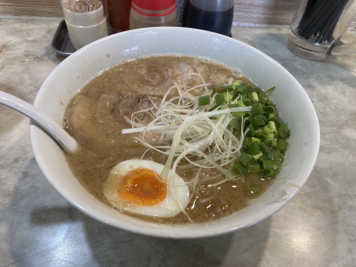 dungeonmeshi5's tweet image. 麺屋ラッキー
ハッピーターン
最初の麺の硬さは硬めにて注文。
臭くないスープにかなり細めの麺は意外と良い、、。
替え玉でバリカタにて注文しましたが、個人的にはバリカタが良かったです。
ご馳走様でした。