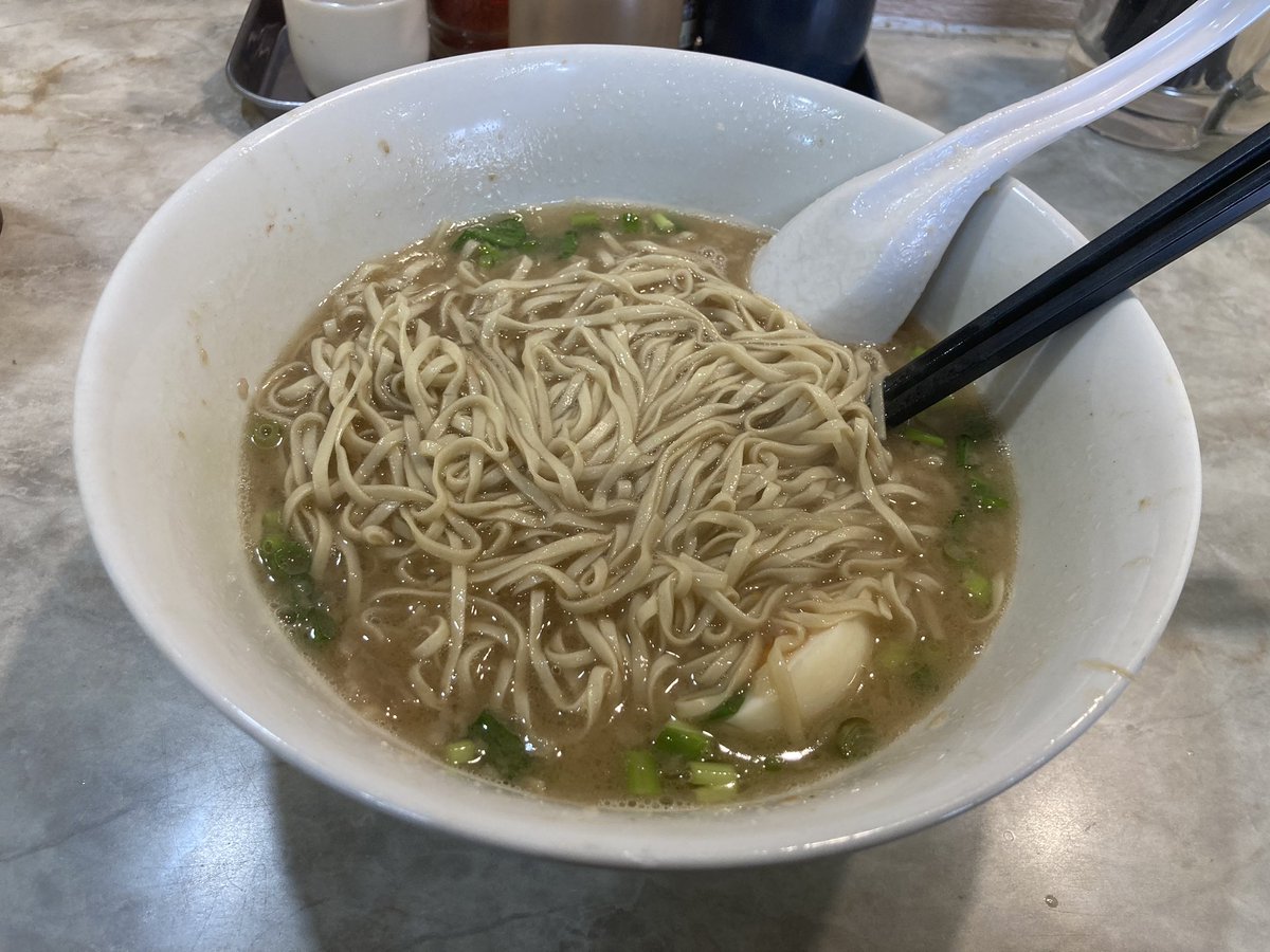 dungeonmeshi5's tweet image. 麺屋ラッキー
ハッピーターン
最初の麺の硬さは硬めにて注文。
臭くないスープにかなり細めの麺は意外と良い、、。
替え玉でバリカタにて注文しましたが、個人的にはバリカタが良かったです。
ご馳走様でした。